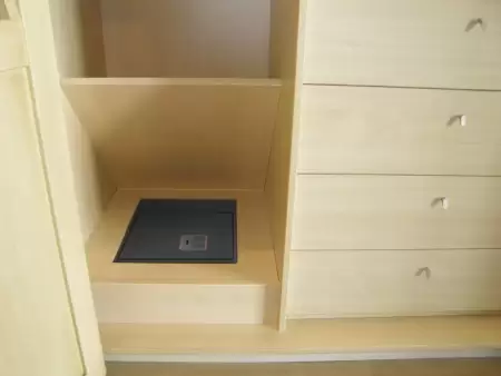 Caja camuflada en un armario