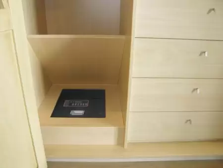 Cómo instalar una caja fuerte COVER de Arregui, camuflada en un armario 